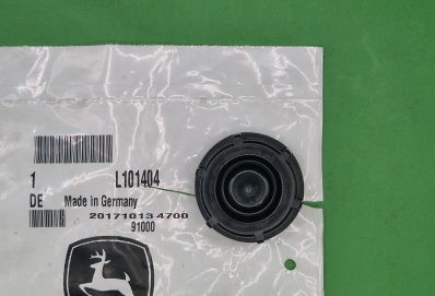 L101404 — JOHN DEERE КРЫШКА ЗАЛИВНОЙ ГОРЛОВИНЫ OE.