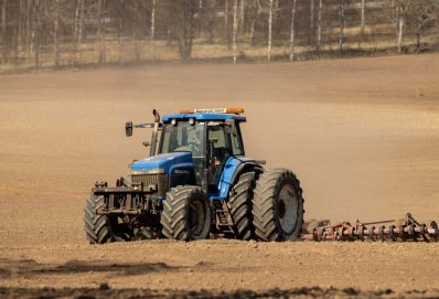Traktor vs teleszkópos rakodó – mikor melyiket válaszd? Traktor vs teleszkópos rakodó – mikor melyiket válaszd?