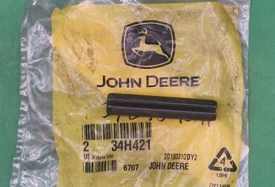 34H421 – Napínací pouzdro John Deere, originální díl.