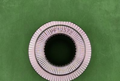 PF12572 – JOHN DEERE DISTANČNÍ VLOŽKA OE.