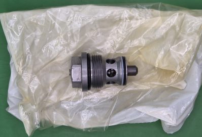 AL159011 – JOHN DEERE NYOMÁSTARTÓ SZELEP OE.