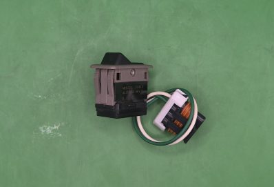 AL172653 – Comutator pentru lampa de lucru John Deere, piesă originală.