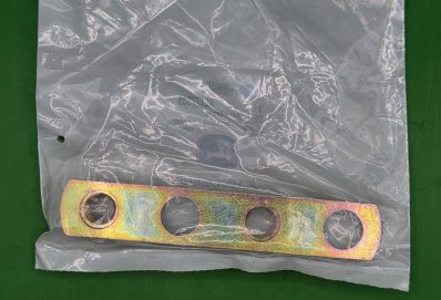 AL177835 – JOHN DEERE PŘEDNÍ ZÁVAŽÍ Z ŽELEZÁ, ORIGINÁLNÍ.